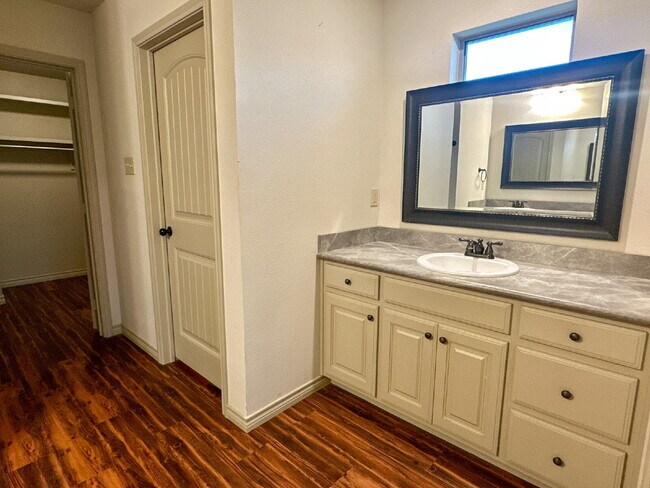Building Photo - Great 3/2/2 in South Lubbock!