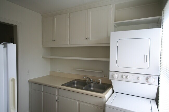 Building Photo - Adorable 1 Bedroom Apt / 1 Block to Duke!