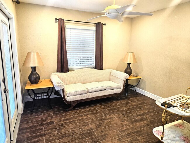 Building Photo - 206 Edgewood Dr