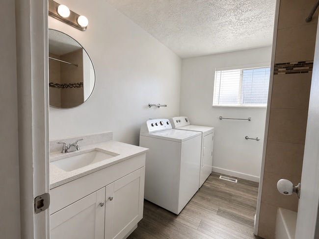 Building Photo - Freshly Renovated 2 Bedroom Orem Apartment!!