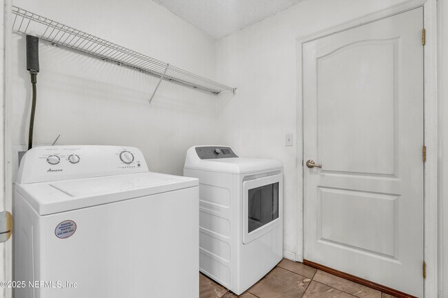 Building Photo - 1413 Heather Ct