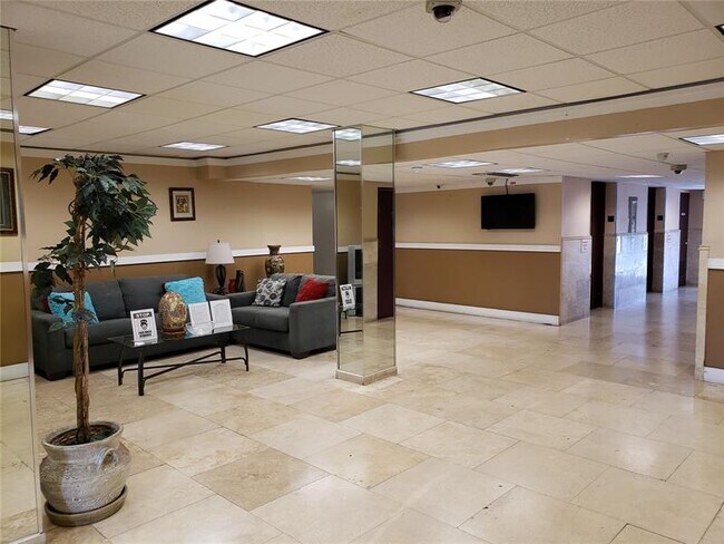 Building Photo - 4174 Inverrary Dr