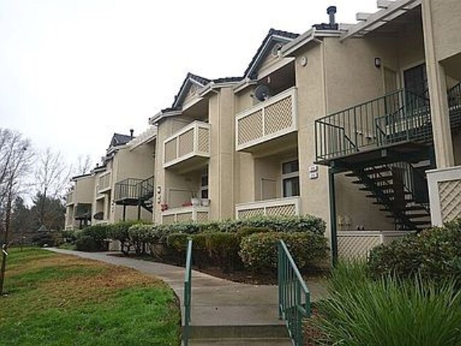 Building Photo - Gorgeous condo