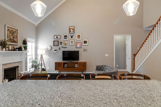 Building Photo - 4 Bedroom, 3 Bath Home w/ Backyard and 2 Car Garage