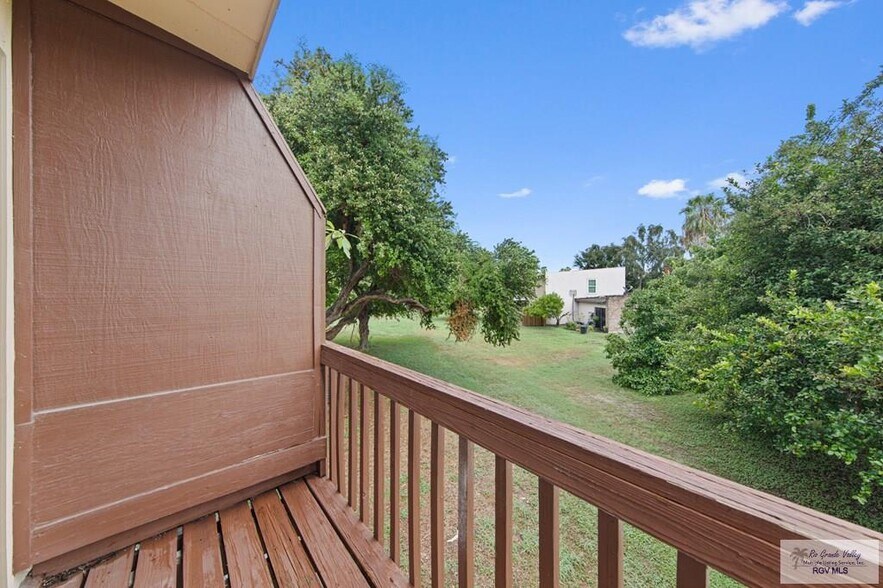 Building Photo - 805 Continental Dr