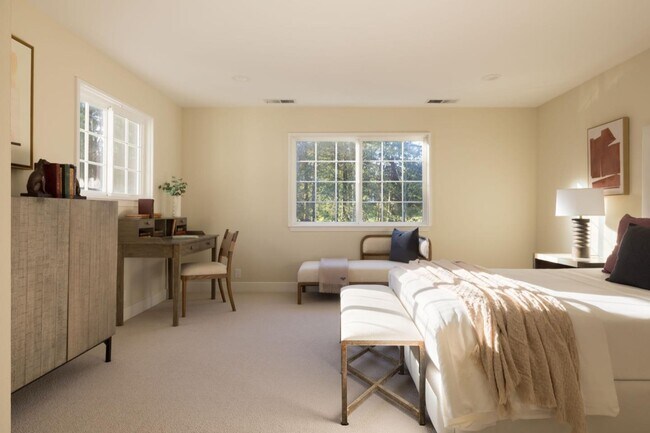 Building Photo - 10 Meadow Ln