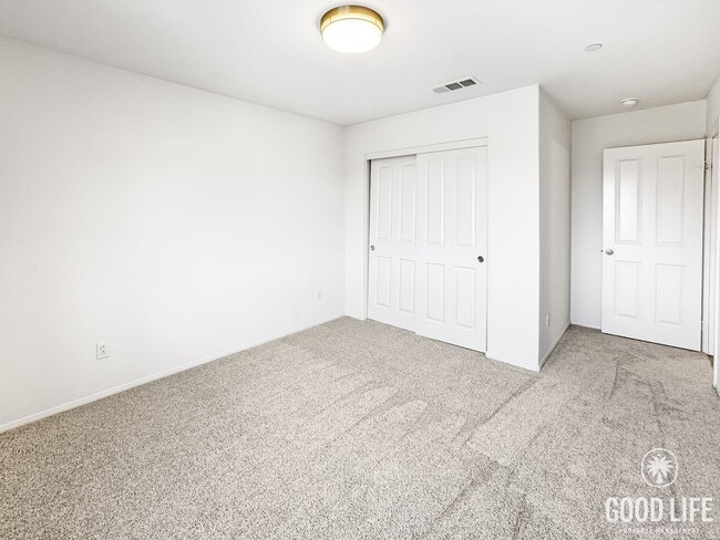 Building Photo - Beautiful 5Bd/3.5Ba Home in Cul-de-Sac in Riverside w/new Turf Back Yard and New Carpet!