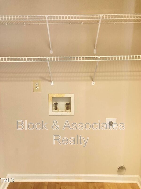 Building Photo - 400 Creekway Dr