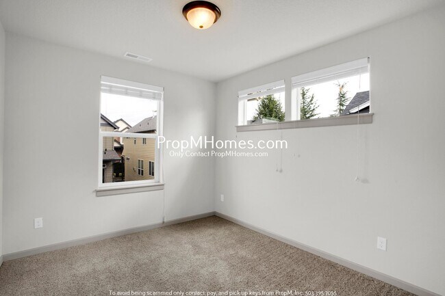 Building Photo - Gorgeous Four Bedroom Townhome in Orenco!