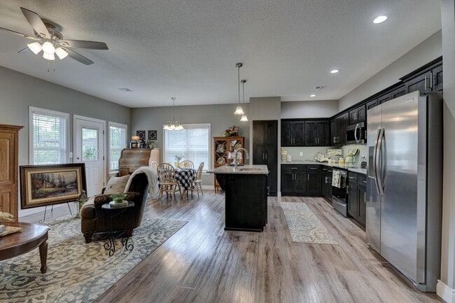 Building Photo - New Unit now available for lease! Modern 2...