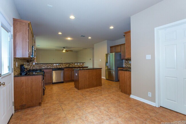 Building Photo - Spacious Stone Oak Beauty