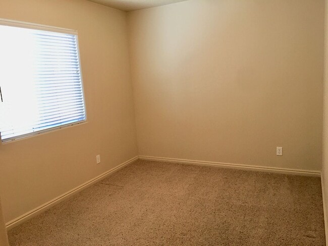 Building Photo - 3-BR Townhome in Fox Cove
