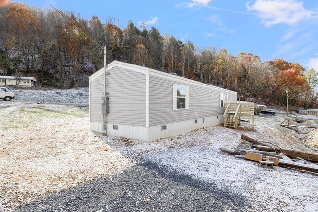 Building Photo - 100 Burrow Ln