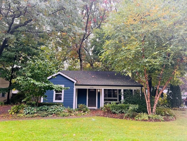 Building Photo - 2100 Knollwood St