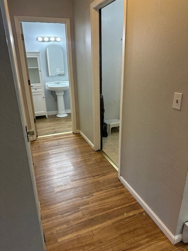 Building Photo - 1 BR/1 B near shopping center, UMED, and the Military base JBER.