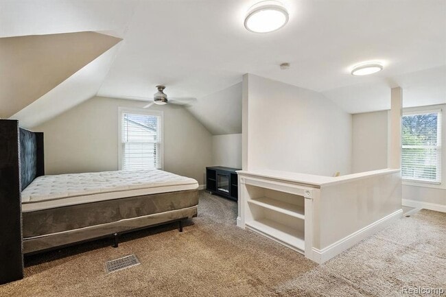 Building Photo - 822 N Gainsborough Ave