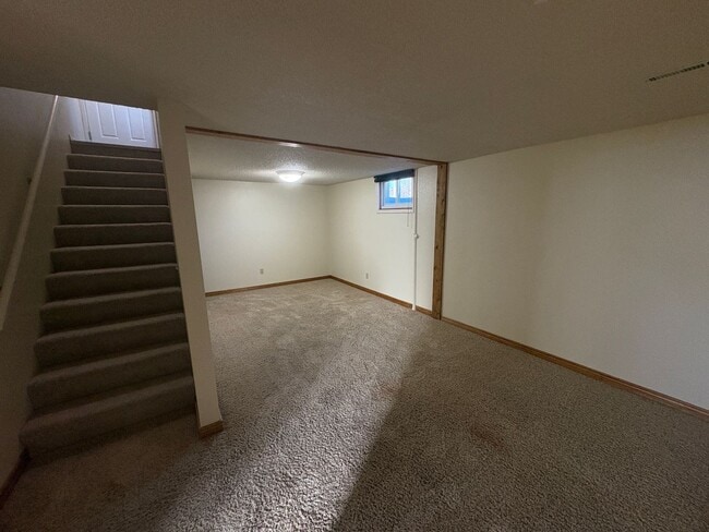 Building Photo - 3 bedroom 2 bathroom house