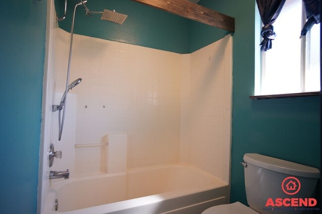 Building Photo - Gorgeous 4 Bedroom Home in Shafter!