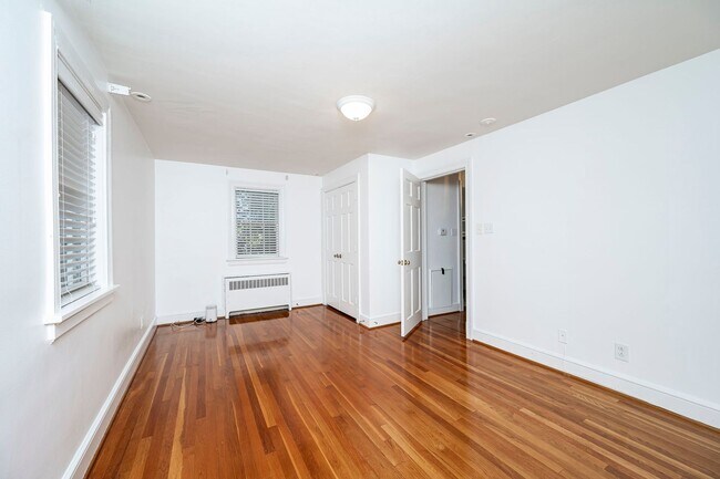 Building Photo - 222 Sunset Dr