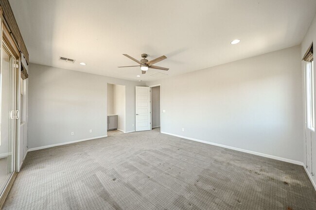 Building Photo - Beautiful 5bedrooms-2Baths Modern Style Home!