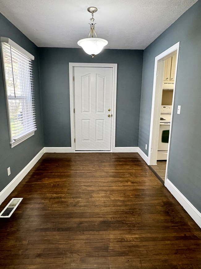 Building Photo - 2 Bedroom Pet Friendly Home For Rent in Hopkinsville!
