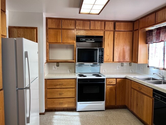 Building Photo - Nice Nob Hill Location with 3 Bedrooms