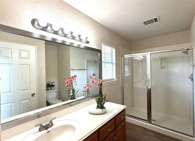 Building Photo - 2325 Clover Ridge Dr