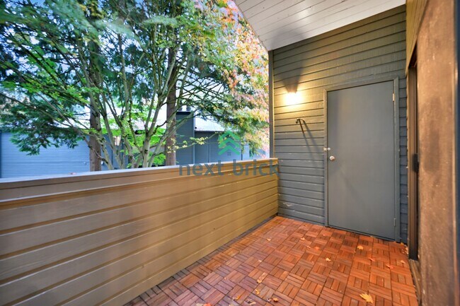 Building Photo - Beautifully Spacious Top-Floor Condo in the Heart of Juanita!