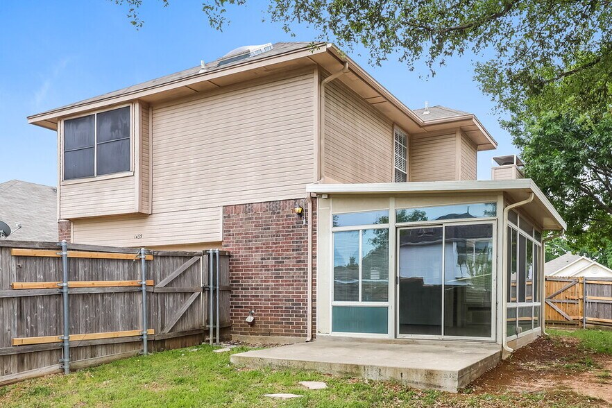 Building Photo - 1453 Ridgecreek Dr