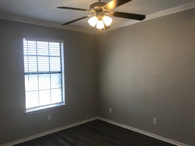 Building Photo - 1624 Aquarena Springs Dr