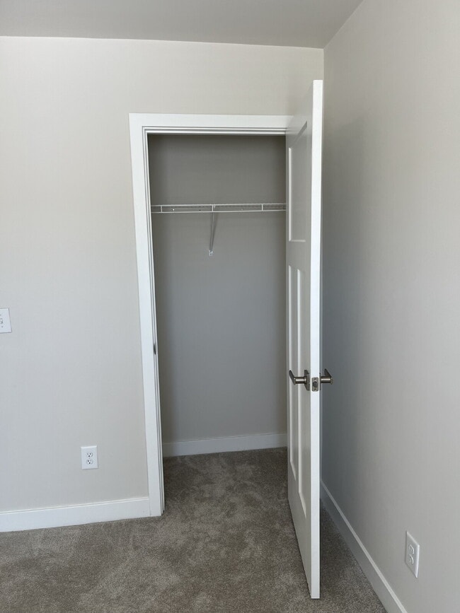 Building Photo - "Charming 3-Bedroom Townhouse with 2.5 Baths on Riverbrook Drive – Your Perfect Gallatin Retreat!"