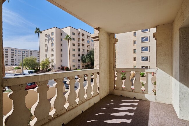 Building Photo - E Camelback