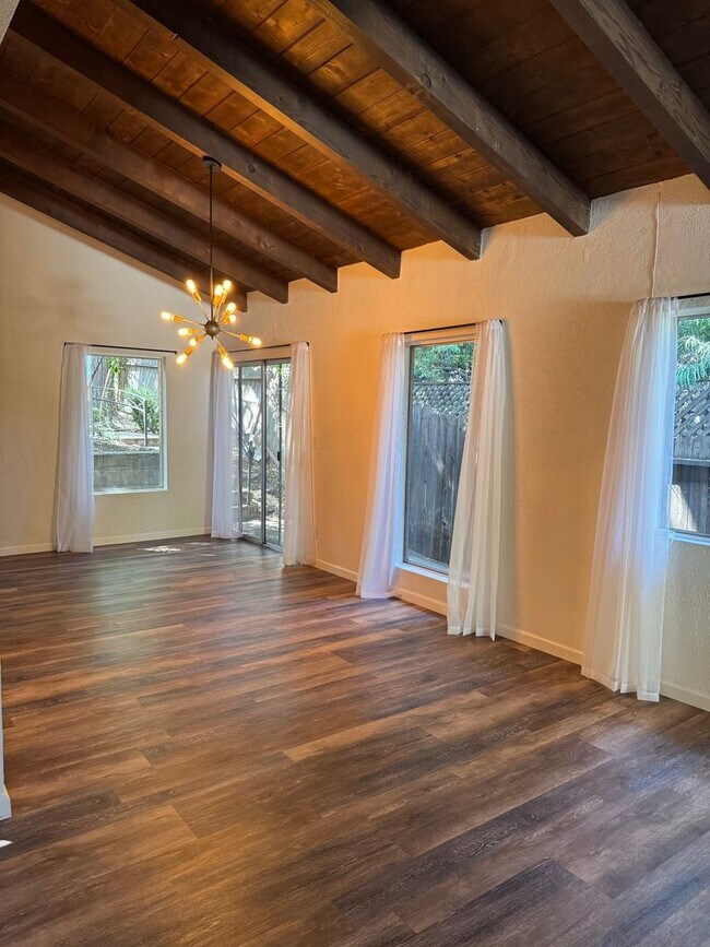 Building Photo - Comfortable Calabasas Home with Indoor Charm and Outdoor Space