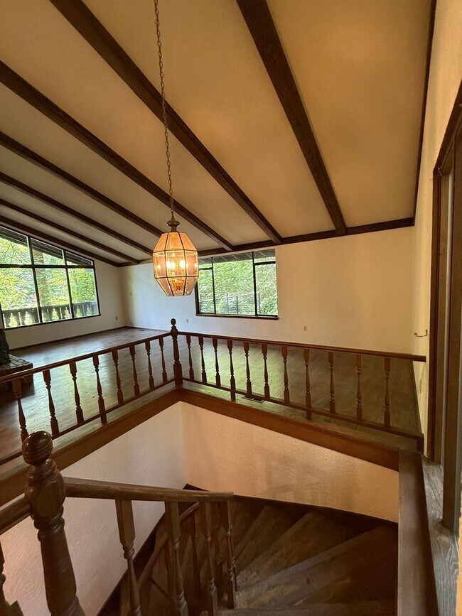 Building Photo - 3 Bed 2.5 Bath in the Heart of Bellevue