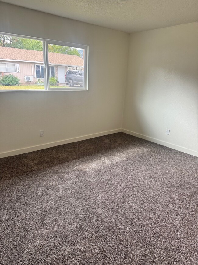 Building Photo - 660 Hueners Ln