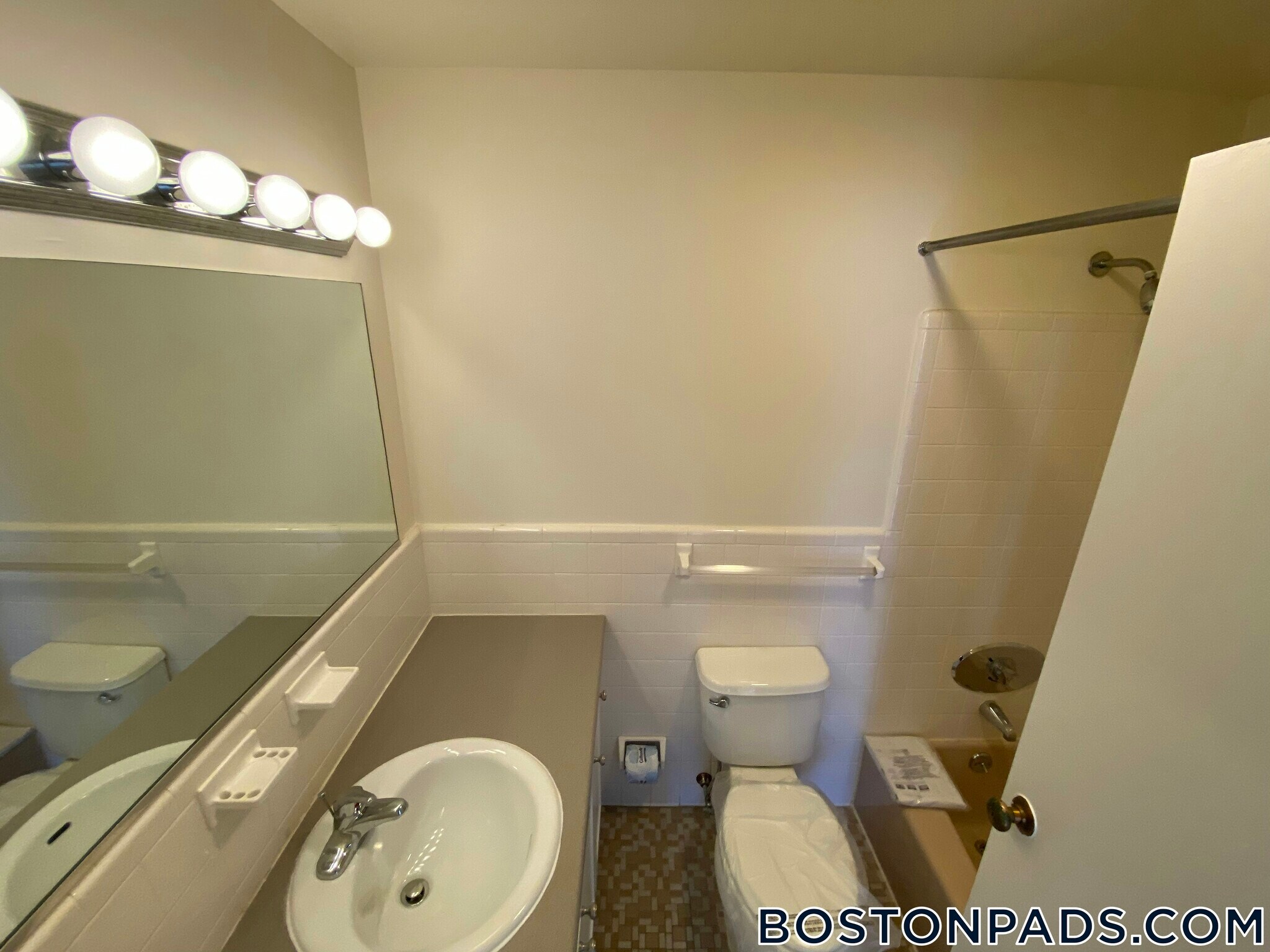 Building Photo - 8 Captain Parker Arms