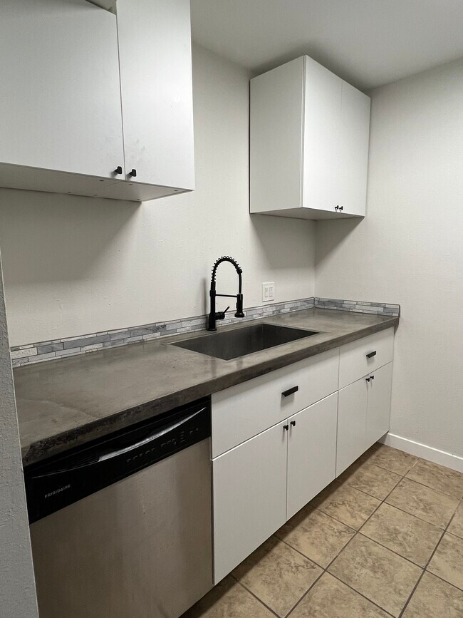 Building Photo - 1168 S Foothill Dr