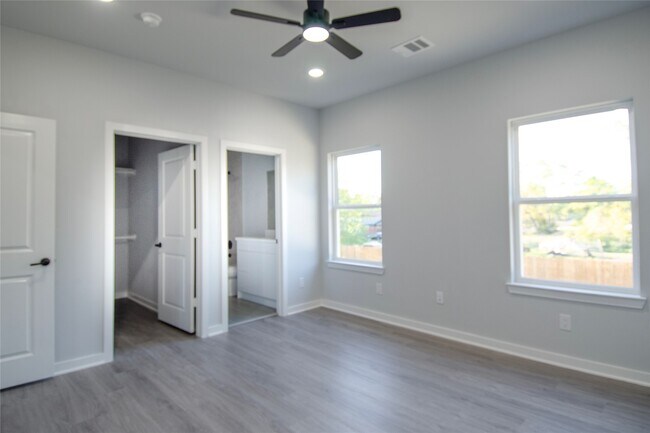 Building Photo - 2832 Mansfield St