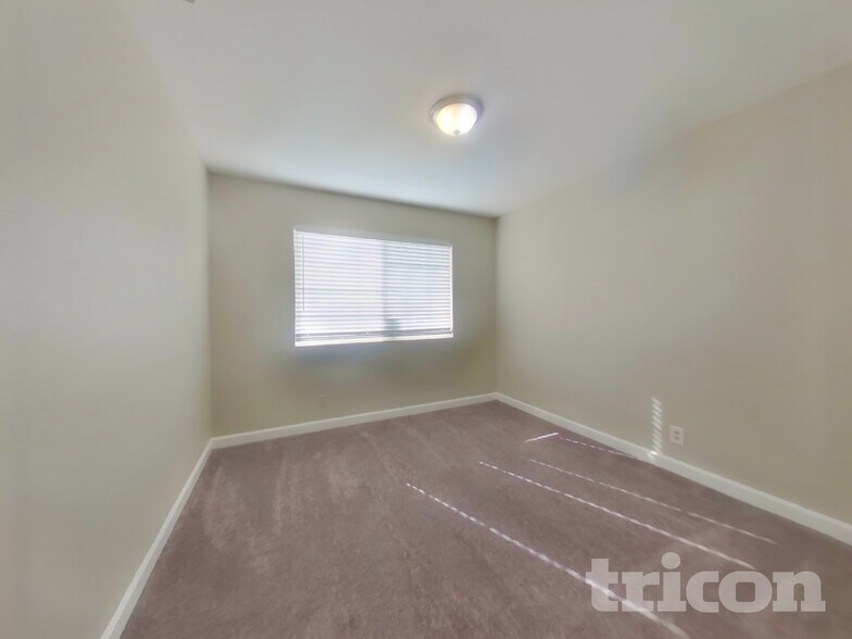 Building Photo - 684 Brown Ave