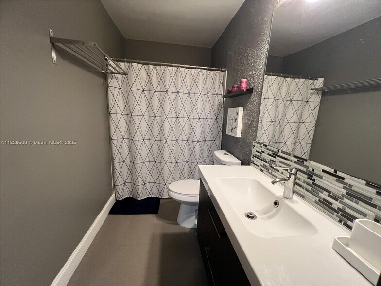 Building Photo - 460 Lakeview Dr