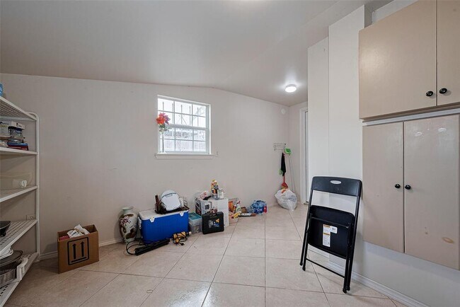 Building Photo - 8435 Westknoll Ln