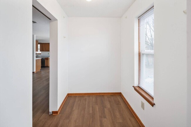 Building Photo - 1911 Cambridge Manor Dr