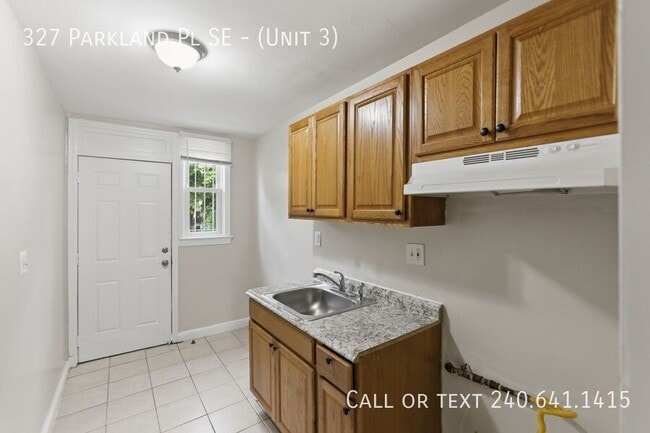 Building Photo - 327 Parkland Pl SE