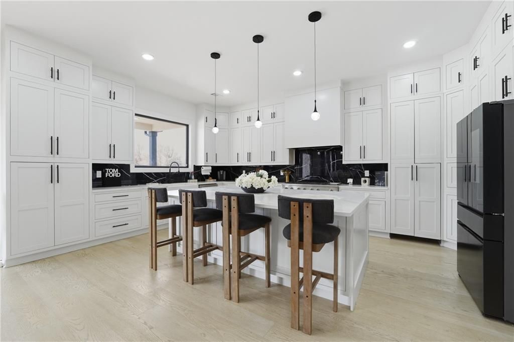 Building Photo - 556 Versailles Dr