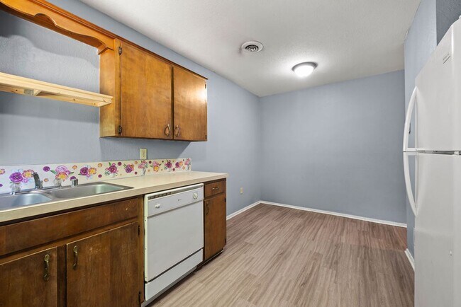 Building Photo - Cute Townhome
