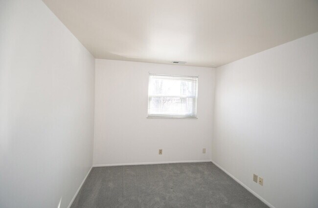 Building Photo - Easy Living on the Southeast Side