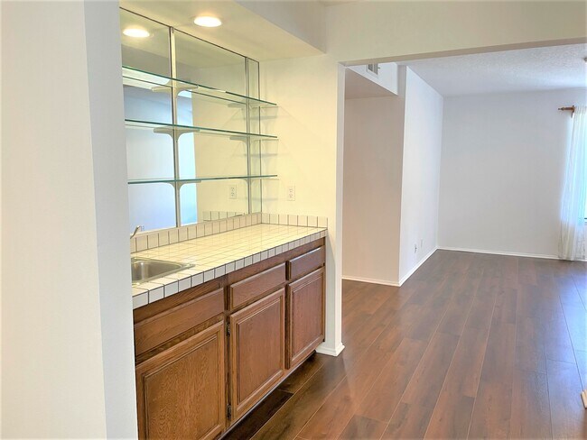 Building Photo - 1450 Palisades Dr