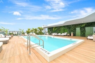 Building Photo - 9901 W Bay Harbor Dr