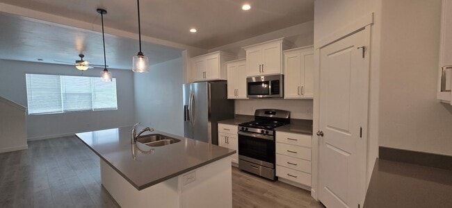 Building Photo - Rockwell Townhome in American Fork - For Rent - 3 Bedroom 2.5 Bath - Pool & Clubhouse