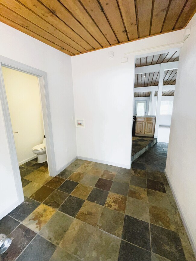 Building Photo - 3070 NW Paul Benjamin Rd